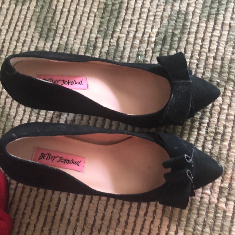 Black elegant suede heels